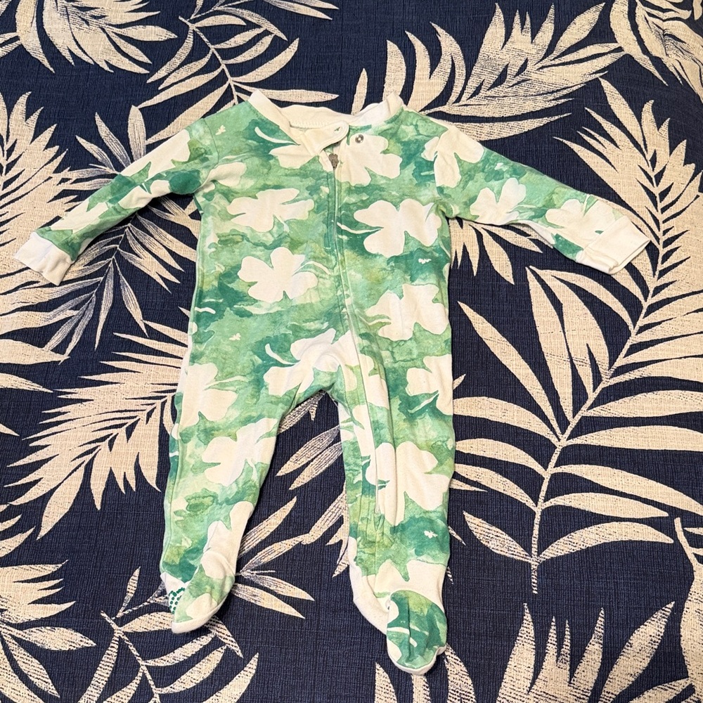 Burt’s bees St. Patty’s Day Onesie 3-6M